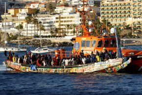 Испанското правителство започна да прехвърля незаконни мигранти от Канарските острови към континенталната част на страната. 
