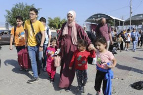 Около 450 чужденци или палестинци с двойно гражданство получиха разрешение да напуснат палестинската територия