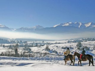 Зимна приказка край Разлог и разходка с коне
