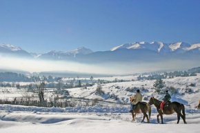 Разходка с коне край Разлог през зимата