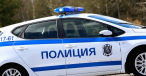 
Тирът е засечен тази сутрин малко преди 7 часа на международния път I-7 в района на Тополовград, движещ се в посока Елхово. Граничните полицаи веднага тръгват след него, подавайки му звуков и светлинен сигнал да спре, но шофьорът не се е подчинил на полицейското разпореждане.