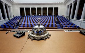   Парламентът заседава за първи път след местните избори