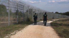 Оградата на българо-турската граница е компрометирана на 19 места след проливните дъждове в Странджа през септември”, отчете пред НС шефът на МВР Калин Стоянов в коментар за оградата