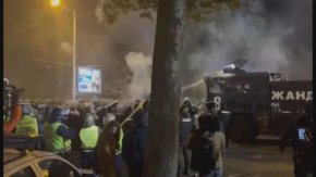 Все повече случаи на полицейско насилие на протеста на футболни фенове в София започват да излизат на яве