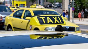 Стачка на таксиметровите шофьори в Атина и Солун срещу покачване на данъците в сектора