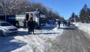 Водни оръдия пазят Боби Михайлов в Бояна