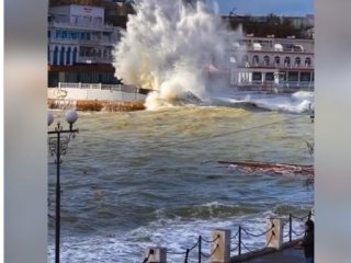Мощната буря която връхлетя Кримския полуостров в понеделник вечерта се