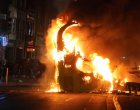 Горящ автобус на улица "О'Конъл" в центъра на Дъблин след жестоки сцени, разиграли се след нападение на площад "Парнел Ийст", при което бяха ранени петима души, включително три малки деца, на 23 ноември 2023 г.