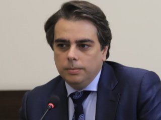 Финансовият министър Асен Василев заяви днес че няма риск страната