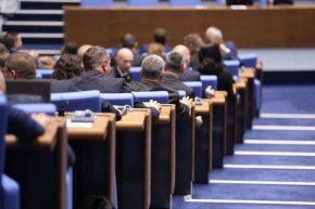 Повече от 35 минути депутатите в пленарна зала коментираха дневния ред