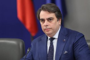 "Той се ползва с нашата подкрепа за битката му с корупционните практики. Както и всеки друг министър от настоящия кабинет, който води такива битки, ще получава нашата подкрепа", заяви Иванов. 