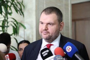 
“Президентът се опитва да обърка посоката на държавата, но с промените в Конституцията този срамен епизод от историята приключва”,  заяви в позиция шефът на ПГ на ДПС Делян Пеевски.