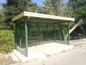 Вандали унищожават автобусните спирки в град Добрич, алармират от Общината