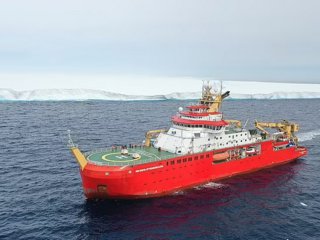 Невероятни кадри разкриват нова гледка към най големия айсберг в света