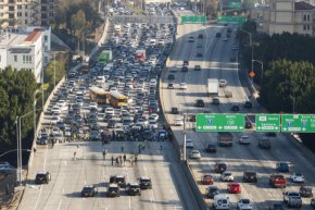Десетки демонстранти блокираха магистрала в Лос Анджелис в час пик вчера