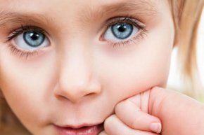 

"Превключвателят" ограничава действието на гена до намаляване образуването на меланин в ириса, като ефективно "разрежда" кафявите очи в сини.