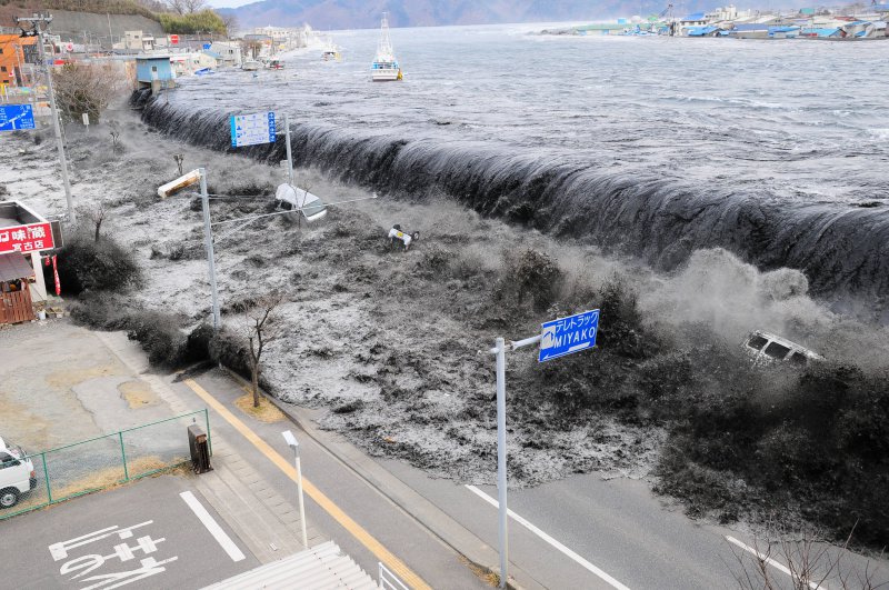 Вълни цунами достигат бреговете на Япония след мощно земетресение по-рано