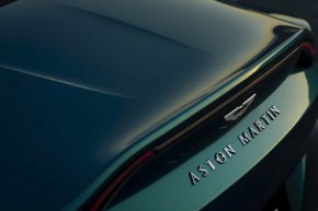 
С емисията на права Aston Martin набра 654 млн. британски лири (приблизително 723,3 млн. долара), съобщи автомобилният производител.
