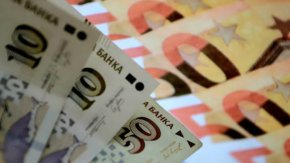 Пари - в лева и евро на обща стойност 54 000 лв., и злато задигнаха крадци от апартамент в Берковица. Обирът е станал вчера привечер