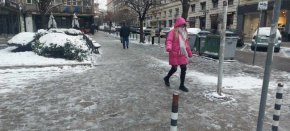 Б. Бонев кълнеше за непочистени тротоари, но при новия кмет ледената пързалка на ул. Съборна не му боде очите: Фотофакт