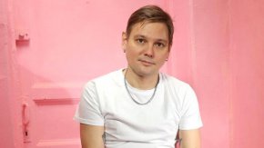 Вокалистът на рок групата Schenki (Кученца) Максим Тесли е арестуван на летище Пулково в Санкт Петербург. Той е обвинен в дребно хулиганство, след като се появил на сцената само с чорап, покриващ интимните му части, съобщи информационният канал "Фонтанка".