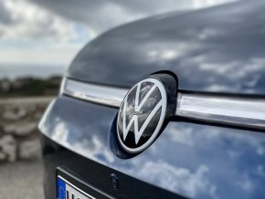 
По-рано VW заяви, че планира да се възползва от застаряващата си работна сила, за да намали броя на служителите, без да уволнява хора, и че не възнамерява да извършва големи уволнения, поне през настоящото десетилетие.