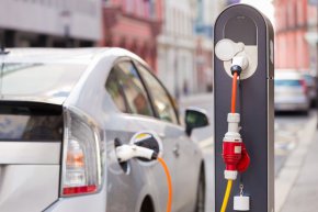 
Междувременно през декември продажбите са достигнали месечен рекорд от 1,5 млн. единици, съобщи компанията. Напълно електрическите превозни средства или електрическите превозни средства с батерии (BEV) представляват 9,5 милиона от общо 13,6 милиона продадени електрически превозни средства в света през 2023 г., а останалите са PHEV.
