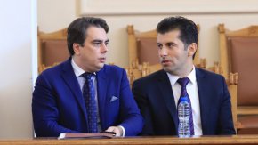 Софийският районен съд определи, че лидерите на ПП-ДБ Кирил Петков и Асен Василев трябва да платят 15 000 лева на одиторката Добринка Михайлова, която са оклеветили. 