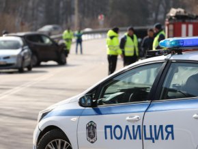Адвокатски сътрудник е задържан по обвинение за незаконно придобиване на осем апартамента в София.