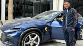 Кристиано Роналдо добави нов състезателен автомобил към колекцията си от луксозни коли.