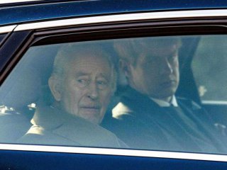 Крал Чарлз и кралица Камила бяха видени в колата си