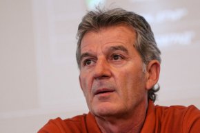 Трима от членовете на изпълнителния комитет на Българския футболен съюз (БФС) са завели дела срещу вписването на Михаил Касабов като временен президент на мястото на подалия оставка Борислав Михайлов.