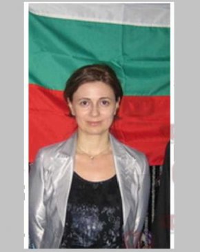 Отстраняват от Министерството на външните работи Красимира Трифонова - заподозряна за убийството на зет си Пейо Пеев. От ведомството оказват необходимото съдействие на разследването - това съобщиха специално за БНТ от МВнР. 