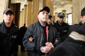 Една от тайнствените свидетелки по делото срещу Георги Семерджиев се появи в Софийския апелативен съд, но не бе разпитана заради отлагане на заседанието, съобщиха от съда.