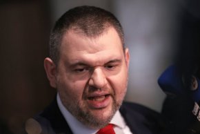 Председателят на ПГ на ДПС Делян Пеевски е изпратил на прокуратурата "запитвания" във връзка с твърденията му от последните дни за корупционни практики в екипа на президента Радев. Засега той не е получил призовка да даде обяснения.
