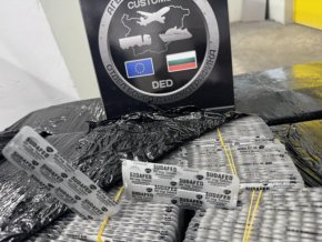 Митническите служители на МП "Капитан Андреево" откриха 88 000 таблетки, съдържащи псевдоефедрин - прекурсор за производство на метамфетамин.