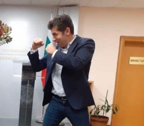 Кирил Петков е свалил на земята с удари депутата от ПП Александър Дунчев