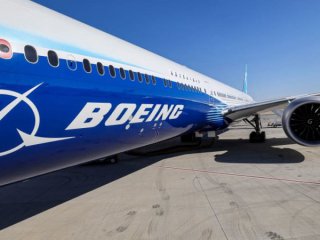 Американският авиокосмически гигант Boeing се намира в салона на последния