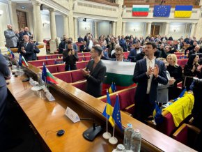 В парламентарната делегация са и депутатите от ГЕРБ-СДС Даниел Митов, Ивайло Мирчев от ПП-ДБ и Станислав Анастасов от ДПС.