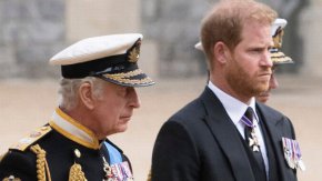Принц Хари се завърна в Обединеното кралство, за да бъде до баща си крал Чарлз след диагностицирането на рака му.