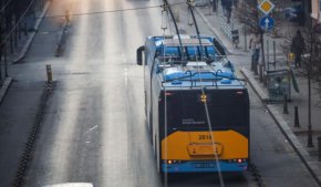 Две жени са пострадали при катастрофа между тролейбус и такси в София, съобщиха от МВР.