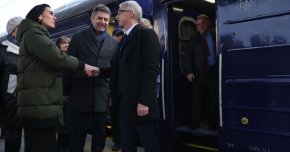 Николай Денков пристигна с влак в Украйна