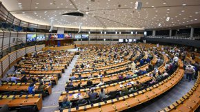 Европейският парламент одобри с нов закон, с който да гарантира, че лицата и организациите, работещи по въпроси от обществен интерес, защита на демокрацията или борба срещу дезинформацията, получават защита от ЕС срещу неоснователни и неправомерни съдебни дела (т.нар. SLAPP дела или дела шамари).

