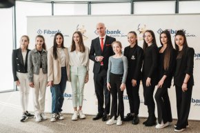 Главният изпълнителен директор на Fibank, г-н Никола Бакалов, връчи чек за дарение на стойност 21 924 лв. на Вицепрезидента на Българската федерация по художествена гимнастика (БФХГ) - г-ца Невяна Владинова.
