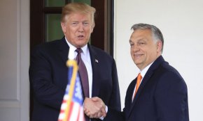 
"Единственото разумно поведение от страна на унгарското правителство е да заложи на завръщането на Доналд Тръмп", заяви той. "Единственият шанс на света за сравнително бързо постигане на мирно споразумение е политическата промяна в САЩ, а тя е свързана с това кой е президентът.
