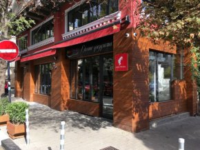 МВР проверява снимки, за които се твърди, че са на полицаи, охранявали нерегламентирано ресторант Осемте джуджета в центъра на София.