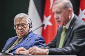 Палестинският президент Махмуд Абас, вляво, гледа турския президент Реджеп Тайип Ердоган, докато говори пред медиите по време на съвместна пресконференция в президентския дворец в Анкара, Турция, на 5 март. Мерт Гьокхан Кок/DIA Images/AP