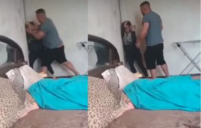Видео със сцени на домашно насилие се разпространява в социалните мрежи, като на кадрите се вижда как мъж бие съпругата си, дърпа я за косата и блъска главата ѝ във вратата.