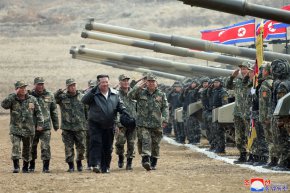 Ким Чен Ун кара танк в мнима битка 