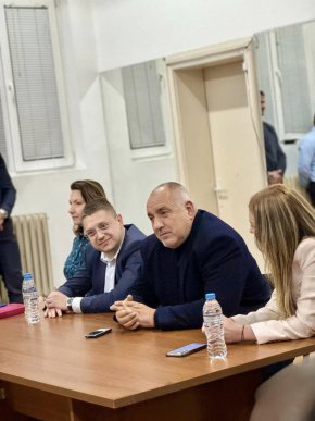 Борисов се срещна с жители на Триадица по покана на районния координатор Николай Алгафари и организационния секретар Михаела Методиева.